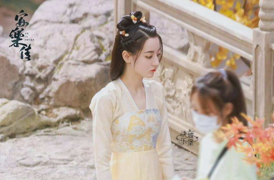 Loạt ảnh cho thấy, mỹ nhân Tân Cương 29 tuổi đang quay cảnh ngoài trời. Biểu cảm phụng phịu, hờn dỗi không ảnh hưởng đến nhan sắc xinh đẹp, thoát tục của cô, ngược lại khiến người hâm mộ &quot;phát cuồng&quot; vì quá dễ thương.