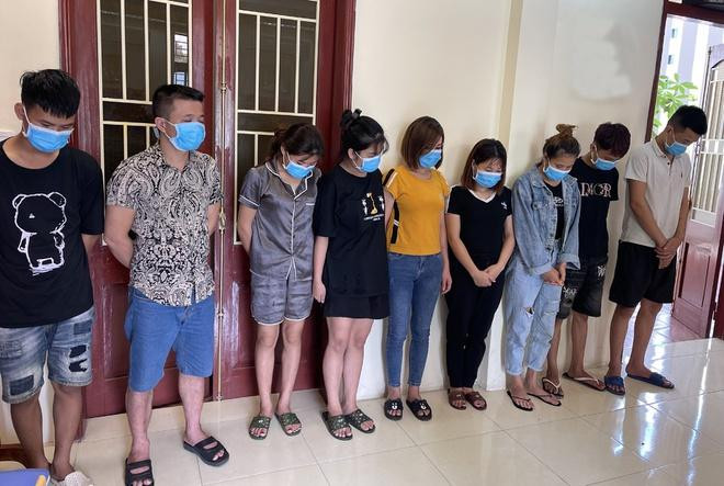 Chủ quán karaoke Nguyễn Đình Lộc (áo hoa, thứ 2 từ trái qua) và những người liên quan. Ảnh: Công an cung cấp/Zing Chủ quán karaoke Nguyễn Đình Lộc (áo hoa, thứ 2 từ trái qua) và những người liên quan. Ảnh: Công an cung cấp/Zing