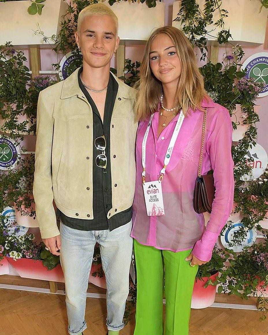 Mia và Romeo yêu nhau được hơn 2 năm. Cặp đôi bằng tuổi hẹn hò trong bí mật từ tháng 5/2019. Bốn tháng sau, Mia gián tiếp công khai chuyện tình cảm bằng việc chúc mừng sinh nhật bạn trai trên trang cá nhân cùng với biểu tượng trái tim. Không lâu sau, cặp đôi bị bắt gặp ở cạnh nhau lần đầu tại bữa tiệc hậu show thời trang của Victoria Beckham.