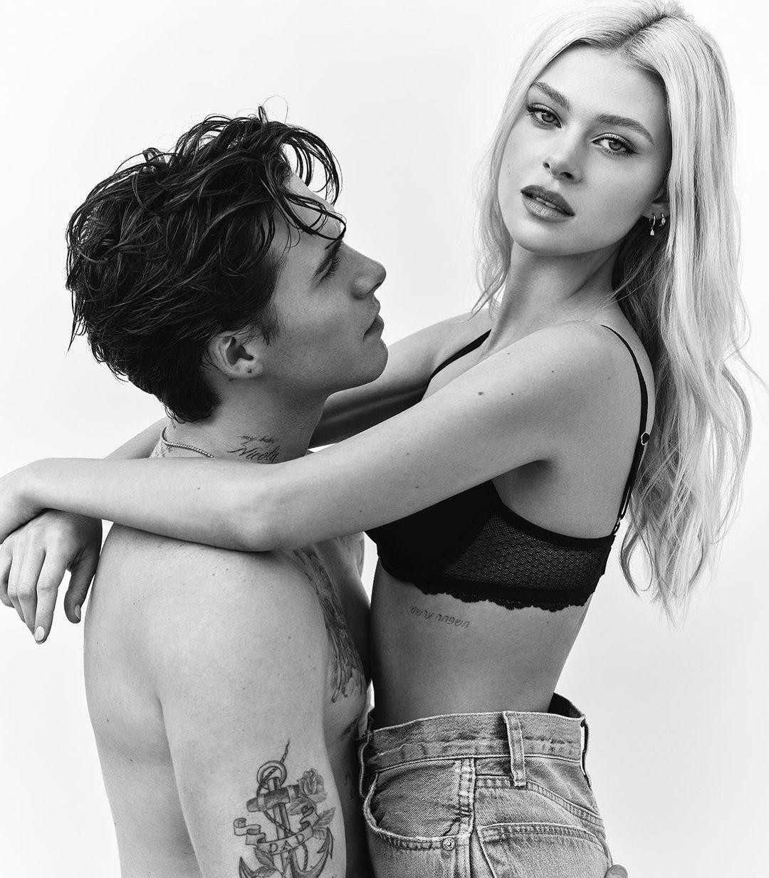 Nổi tiếng nhất trong ba nàng dâu tương lai nhà Beckham là Nicola Peltz, vị hôn thê của cậu cả Brooklyn Beckham. Cô hơn người yêu 4 tuổi.