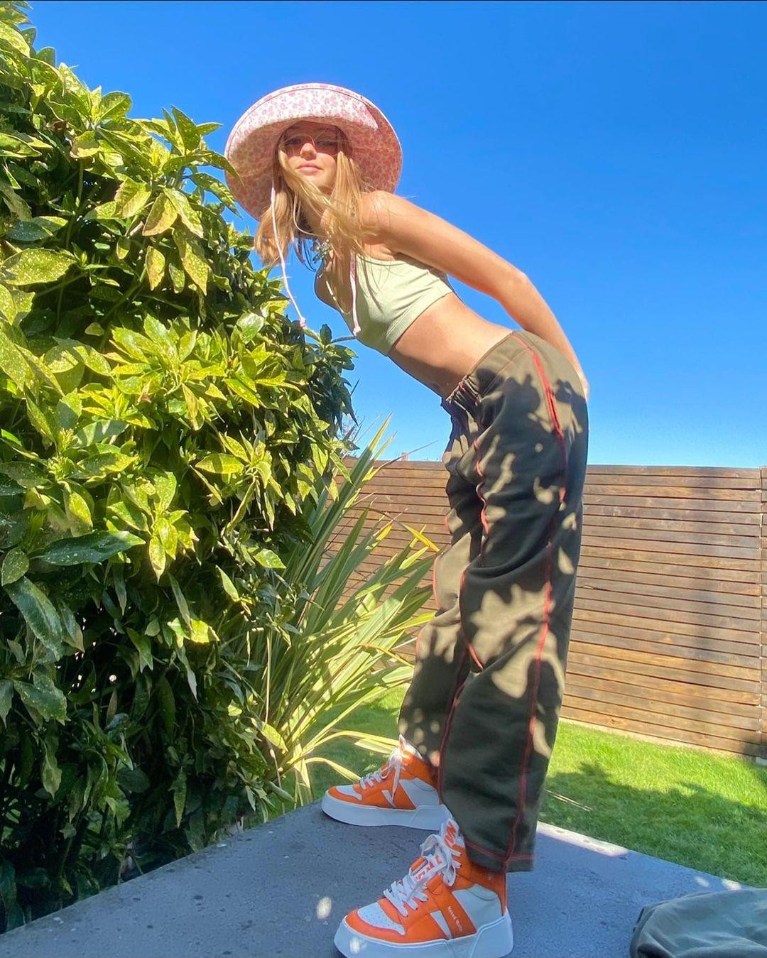 Mia là cô gái tóc vàng xinh đẹp, các đường nét sắc sảo, đặc biệt là chiếc mũi cao. Thiếu nữ Gen-Z thuộc kiểu &quot;mình dây&quot;, với phong cách thời trang thiên về năng động, cá tính.