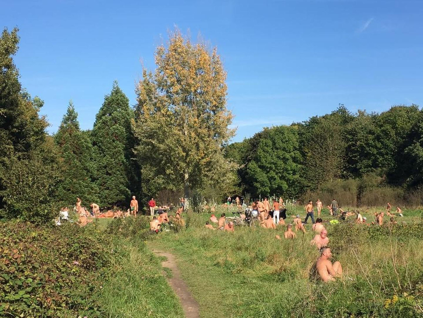 Ngày càng nhiều người trẻ ở Pháp theo đuổi chủ nghĩa tự nhiên. Ngày càng nhiều người trẻ ở Pháp theo đuổi chủ nghĩa tự nhiên.