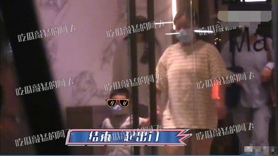 Tưởng Tưởng ngoan ngoãn để bảo mẫu dắt tay lúc ra về.