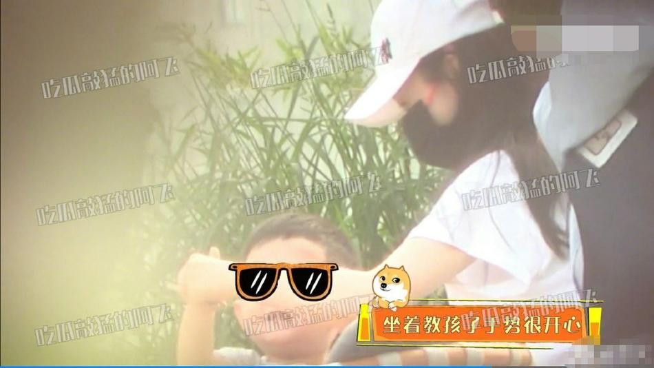 Hai mẹ con có những khoảnh khắc bên nhau vui vẻ.