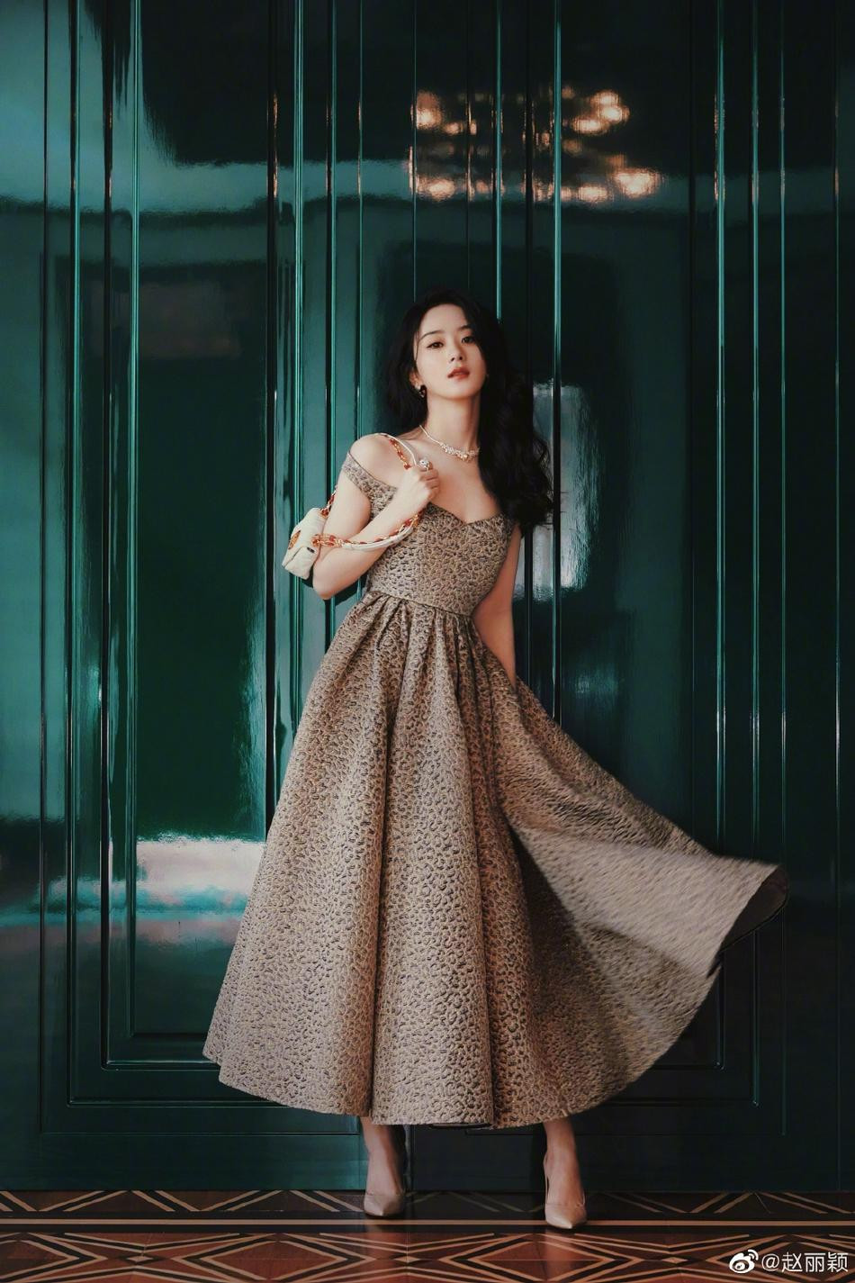 Thời gian này, Triệu Lệ Dĩnh gặp rắc rối vì fan quá khích.