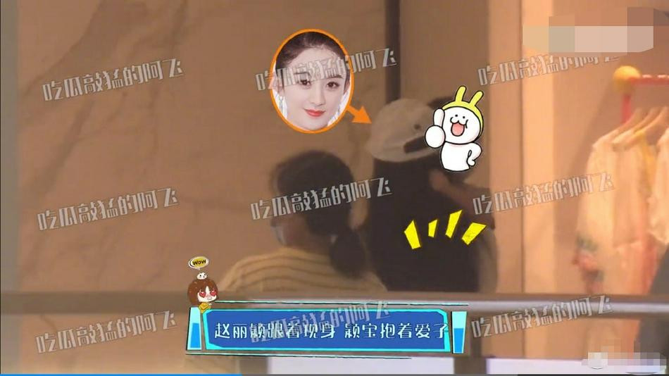 Triệu Lệ Dĩnh bế con trai 2 tuổi rưỡi dạo trong khu mua sắm.