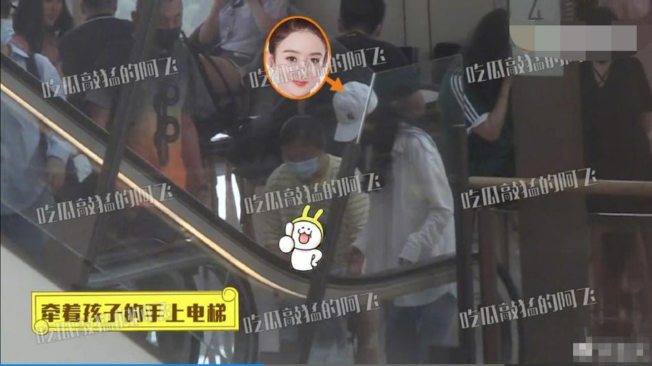 Triệu Lệ Dĩnh dẫn con trai đi mua sắm ở trung tâm thương mại.