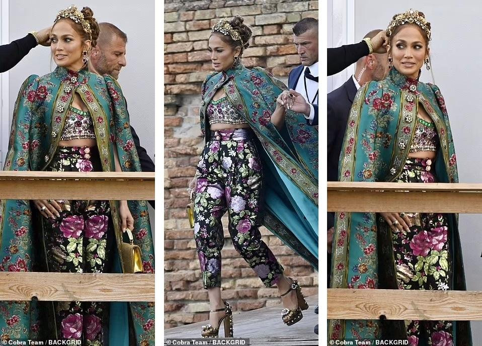 Jennifer Lopez vô cùng nổi bật với &quot;nguyên cây&quot; hoa, từ áo crop-top, quần lửng đến áo choàng, giày cao gót và vương miện.