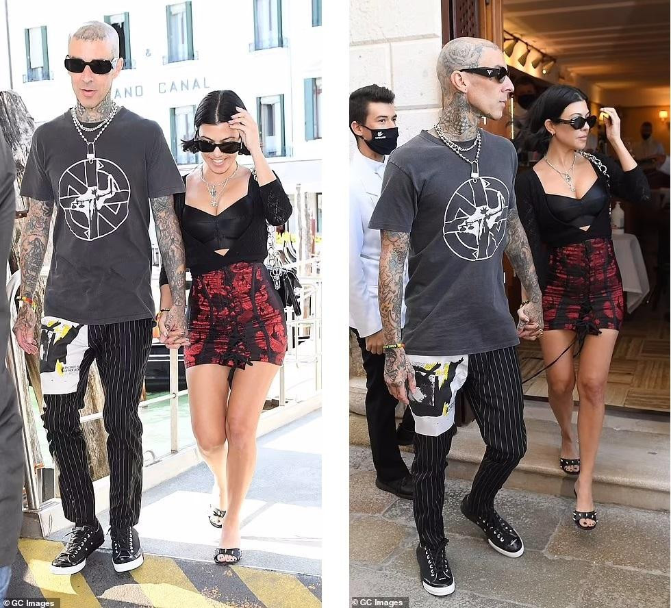 Kourtney Kardashian tay trong tay bạn trai Travis Barker tại sự kiện. So với dàn mỹ nhân &quot;lên đồ&quot; sang trọng, trang phục của chị cả nhà Kardashian-Jenner khá bình thường. Đổi lại, cô khoe được thân hình săn chắc, quyến rũ.