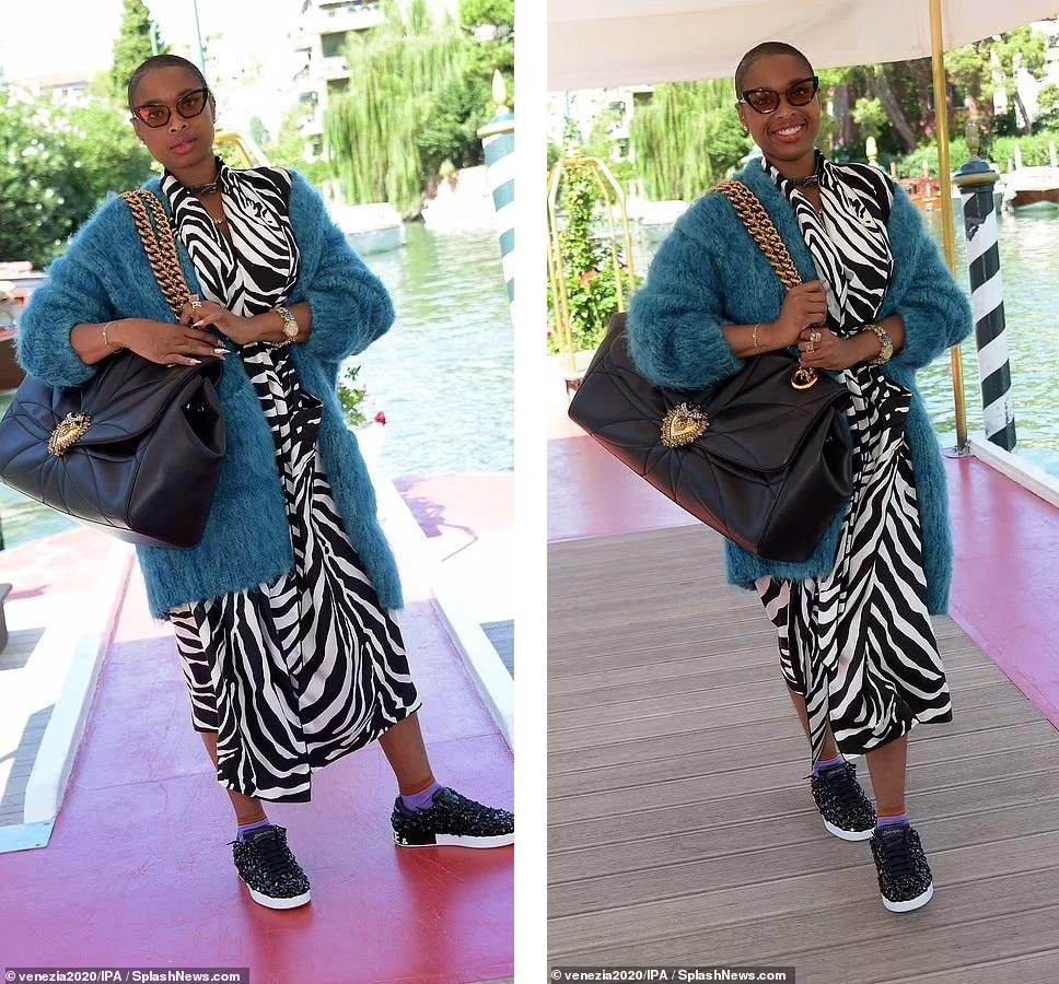 Trong khi đó, nữ diễn viên Jennifer Hudson &quot;thách thức&quot; thời tiết với chiếc áo khoác len dày trịch. Cô còn đeo thêm chiếc túi kẹp nách khổng lồ.