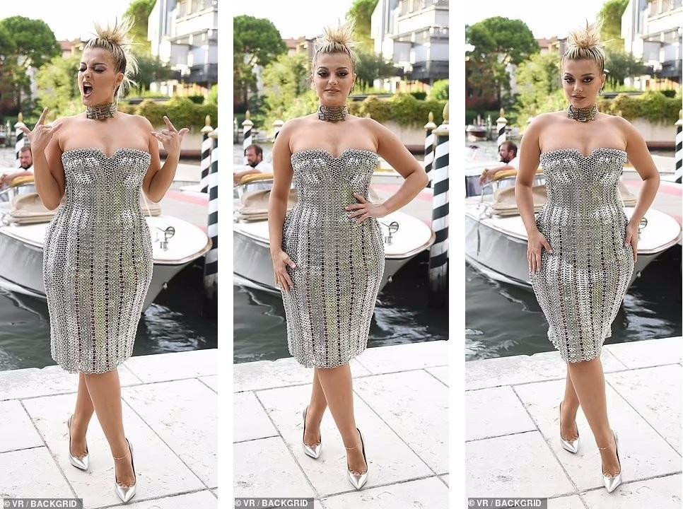 Bebe Rexha khoe đường cong &quot;phồn thực&quot; trong chiếc váy mini bằng dây xích, kết hợp với vòng cổ và giày mũi nhọn &quot;ton-sur-ton&quot;. Mái tóc lạ mắt của nữ ca sĩ 32 tuổi cũng gây ấn tượng.