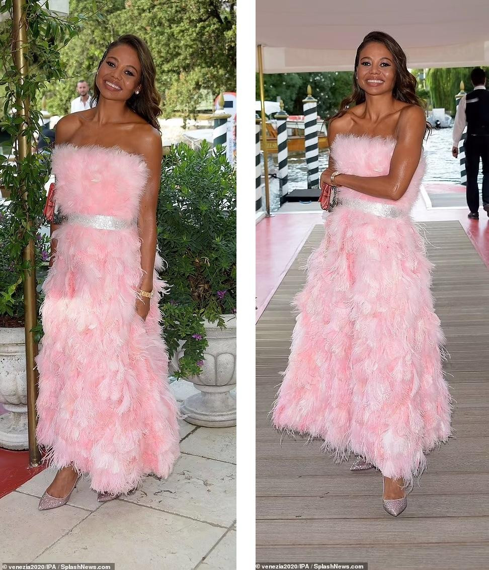 Người mẫu Anh Emma Weymouth chọn đầm quây lông vũ hồng, kết hợp với giày mũi nhọn lấp lánh.