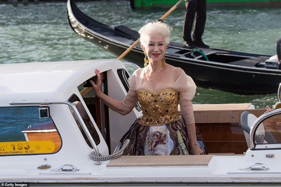 Sao gạo cội 76 tuổi Helen Mirren xuất hiện trong bộ cánh lấy cảm hứng từ thời kỳ Phục Hưng.