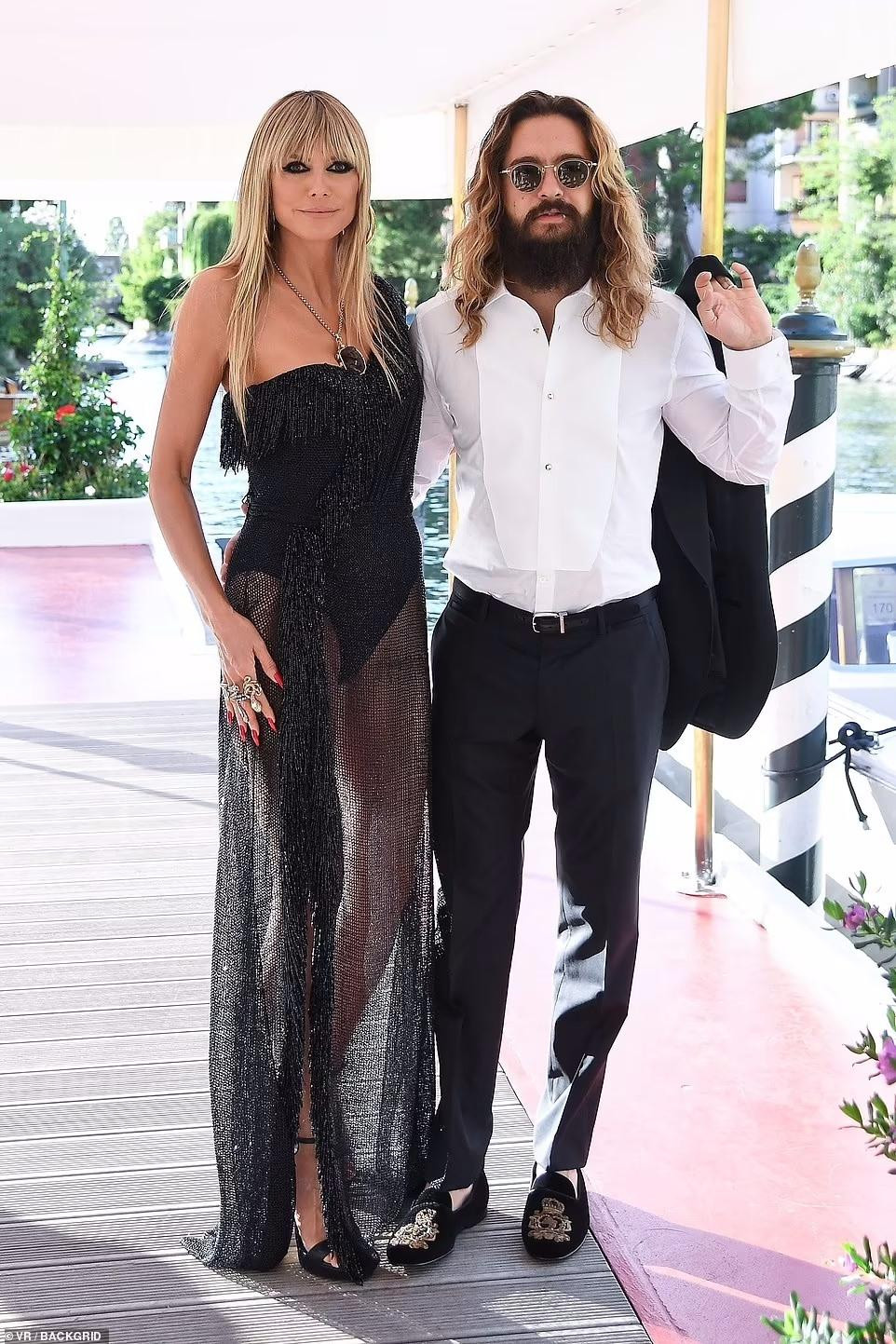 Hôm Chủ nhật (29/8, giờ địa phương), Heidi Klum và ông xã kém 17 tuổi Tom Kaulitz cùng dàn mỹ nhân Hollywood dự show thời trang của Dolce &amp; Gabbana ở Venice.