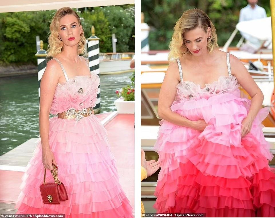 Nữ diễn viên tóc vàng January Jones ngọt ngào với đầm hồng bồng bềnh. Điểm đặc biệt của bộ váy là kim cương đính ở ngực và thắt lưng. Tuy nhiên, bộ váy khá bất tiện khi đi thuyền.