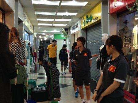 Thầy trò tuyển nữ Việt Nam đi mua sắm để thư giãn