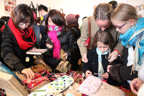 Áo, khăn lùm xùm, các bạn chen chân chọn những món đồ hand-made xinh xinh