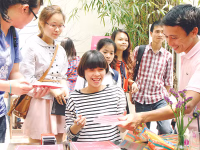 Người thắng giải Ảnh Báo chí Thế giới ký tặng trong ngày ra mắt sách ảnh “Yêu là yêu”. Ảnh: Nguyễn Đình Toán. Người thắng giải Ảnh Báo chí Thế giới ký tặng trong ngày ra mắt sách ảnh “Yêu là yêu”. Ảnh: Nguyễn Đình Toán