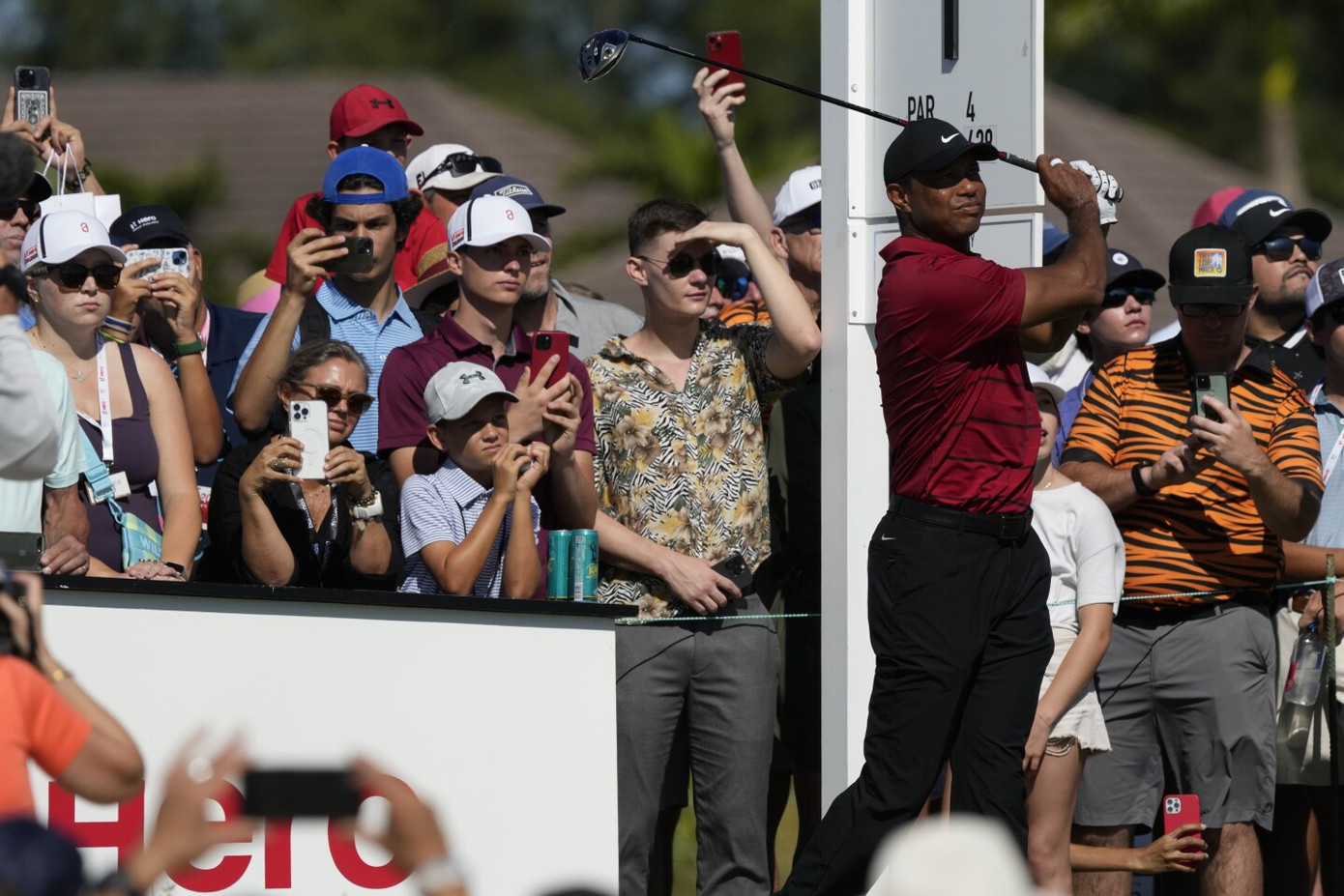 Đông đảo người hâm mộ theo dõi màn tái xuất của Tiger Woods