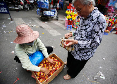 Một cụ già mua còi quay về phân phát cho các cháu. Một cụ già mua còi quay về phân phát cho các cháu