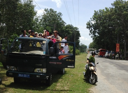 Những chuyến xe đưa các phạm nhân được đặc xá từ khu trung tâm ra cổng trại giam Thủ Đức cách nhau khoảng 5km để người nhà đến đón về. 