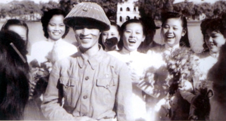 Hà Nội hân hoan đón chào bộ đội tiến vào