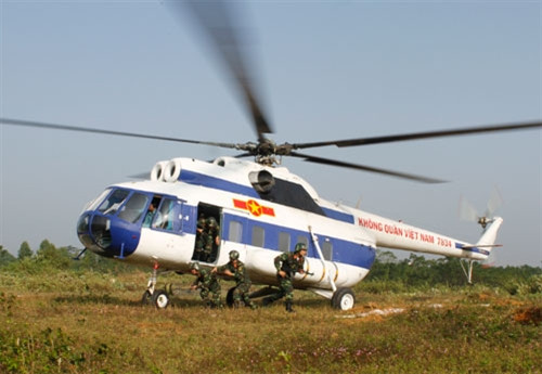 "Quân địch" đổ bộ ngoài thực địa .