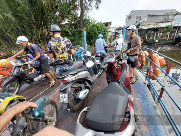 Đông người và phương tiện qua bến đò Rạch Cát (quận 8, TP.HCM) không ai mặc áo phao, đồ bảo hộ... Đông người và phương tiện qua bến đò Rạch Cát (quận 8, TP.HCM) không ai mặc áo phao, đồ bảo hộ...