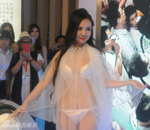  Can Lộ Lộ gây sốc với mốt 'xuyên thấu' giữa trời rét ảnh 6