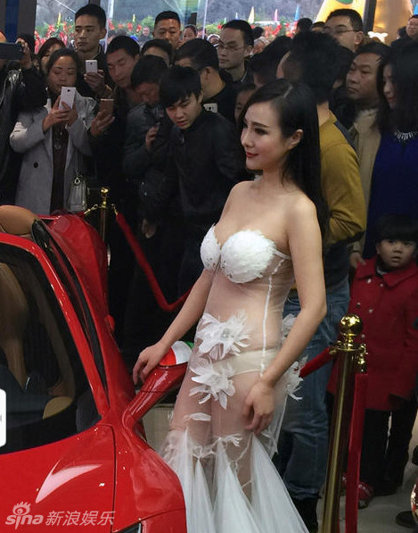  Can Lộ Lộ gây sốc với mốt 'xuyên thấu' giữa trời rét ảnh 1