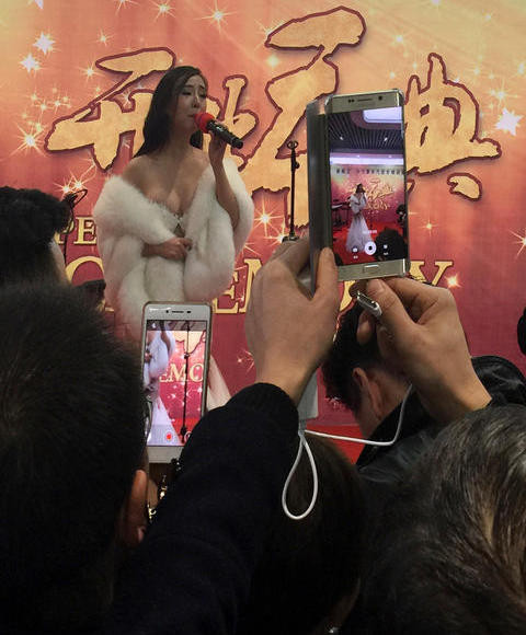  Can Lộ Lộ gây sốc với mốt 'xuyên thấu' giữa trời rét ảnh 4