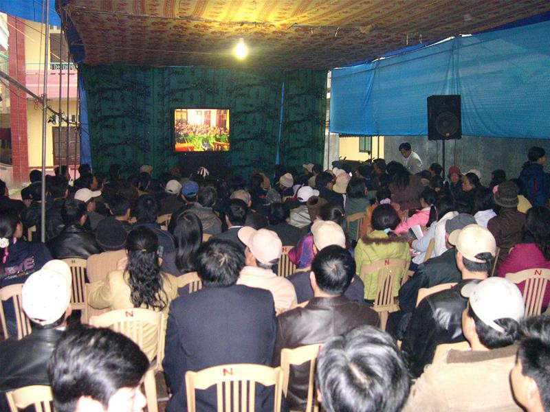 Đông đảo nhân dân tới tham dự có thể theo dõi phiên tòa qua màn hình lớn được đặt ở phía bên ngoài phòng xử án. Ảnh: Tùng Duy. Đông đảo nhân dân tới tham dự có thể theo dõi phiên tòa qua màn hình lớn được đặt ở phía bên ngoài phòng xử án. Ảnh: Tùng Duy.