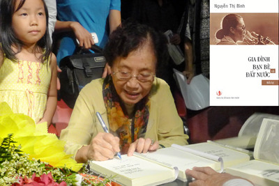 Độc giả vây quanh chờ bà Nguyễn Thị Bình ký tặng sách Ảnh: Lan Anh