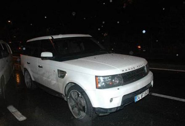 Chiếc Range Rover xiêu vẹo sau tai nạn 