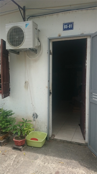 Người dân Thủ đô mua nước đóng bình về... tắm ảnh 5 1 hộ dân trong Khu tập thể Vườn Quả còn tận dụng nguồn nước xả của điều hòa để rửa rau, tưới cây...