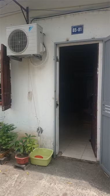 1 hộ dân trong Khu tập thể Vườn Quả còn tận dụng nguồn nước xả của điều hòa để rửa rau, tưới cây...