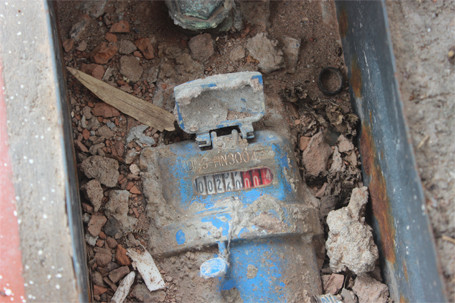 Người dân Thủ đô mua nước đóng bình về... tắm ảnh 3 Không có nước, nhưng khi bơm đồng hồ nước nhà bà Hưởng vẫn quay