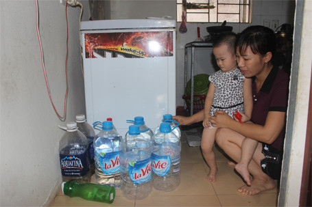 Người dân Thủ đô mua nước đóng bình về... tắm ảnh 4 Không có nước, nhưng khi bơm đồng hồ nước nhà bà Hưởng vẫn quay