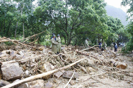 Bản Sen tan tành sau đêm mưa lũ ảnh 4