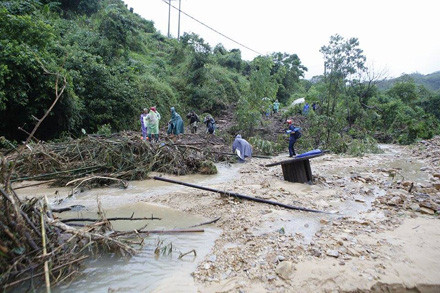 Bản Sen tan tành sau đêm mưa lũ ảnh 1