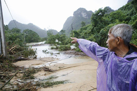 Bản Sen tan tành sau đêm mưa lũ ảnh 6