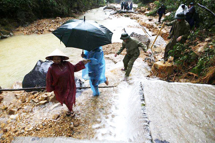 Bản Sen tan tành sau đêm mưa lũ ảnh 5