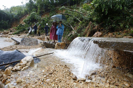 Bản Sen tan tành sau đêm mưa lũ ảnh 2