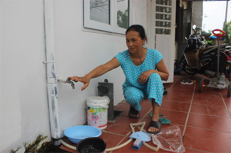 Người dân Thủ đô mua nước đóng bình về... tắm ảnh 2 Không có nước, nhưng khi bơm đồng hồ nước nhà bà Hưởng vẫn quay