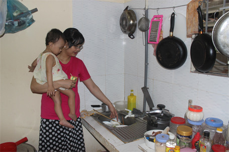 Người dân Thủ đô mua nước đóng bình về... tắm ảnh 1 Bát, đũa nhà chị Thủy chất đống vì không có nước để rửa