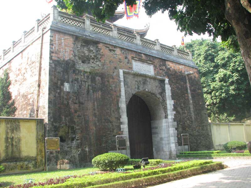 Vết đạn trên thành cửa Bắc do pháo thuyền của quân Pháp bắn vào ngày 25-4-1882