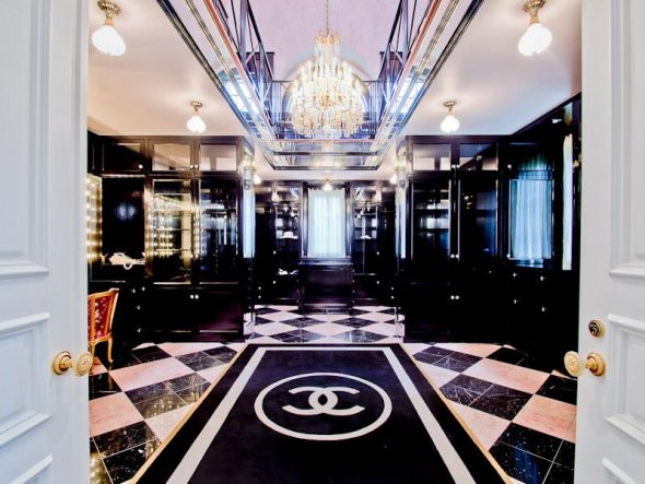 Tuy nhiên, tấm thảm Chanel trong phòng tắm dường như có phần lòe loẹt