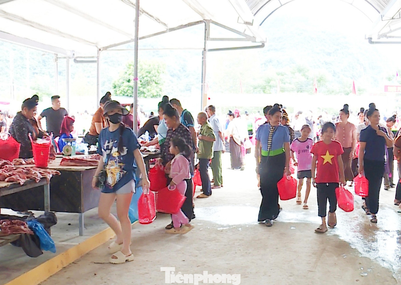 Từ những hành động nhỏ, thiết thực như: Dùng làn, giỏ xách đi chợ thay thế cho túi nilon.