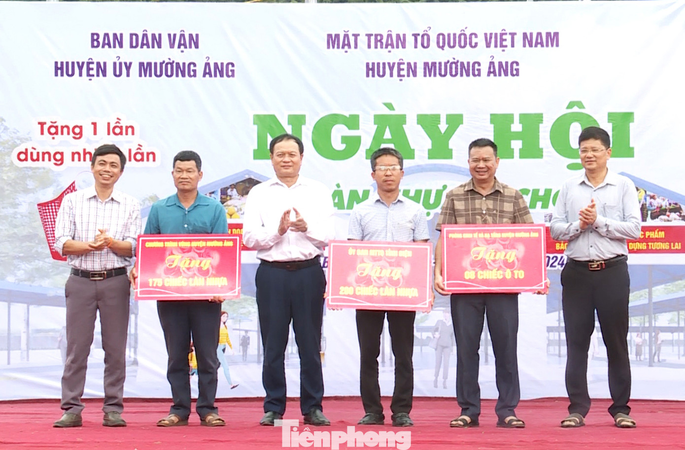 Ban tổ chức tặng thêm ô cho các hộ kinh doanh ở khu vực không có mái che.