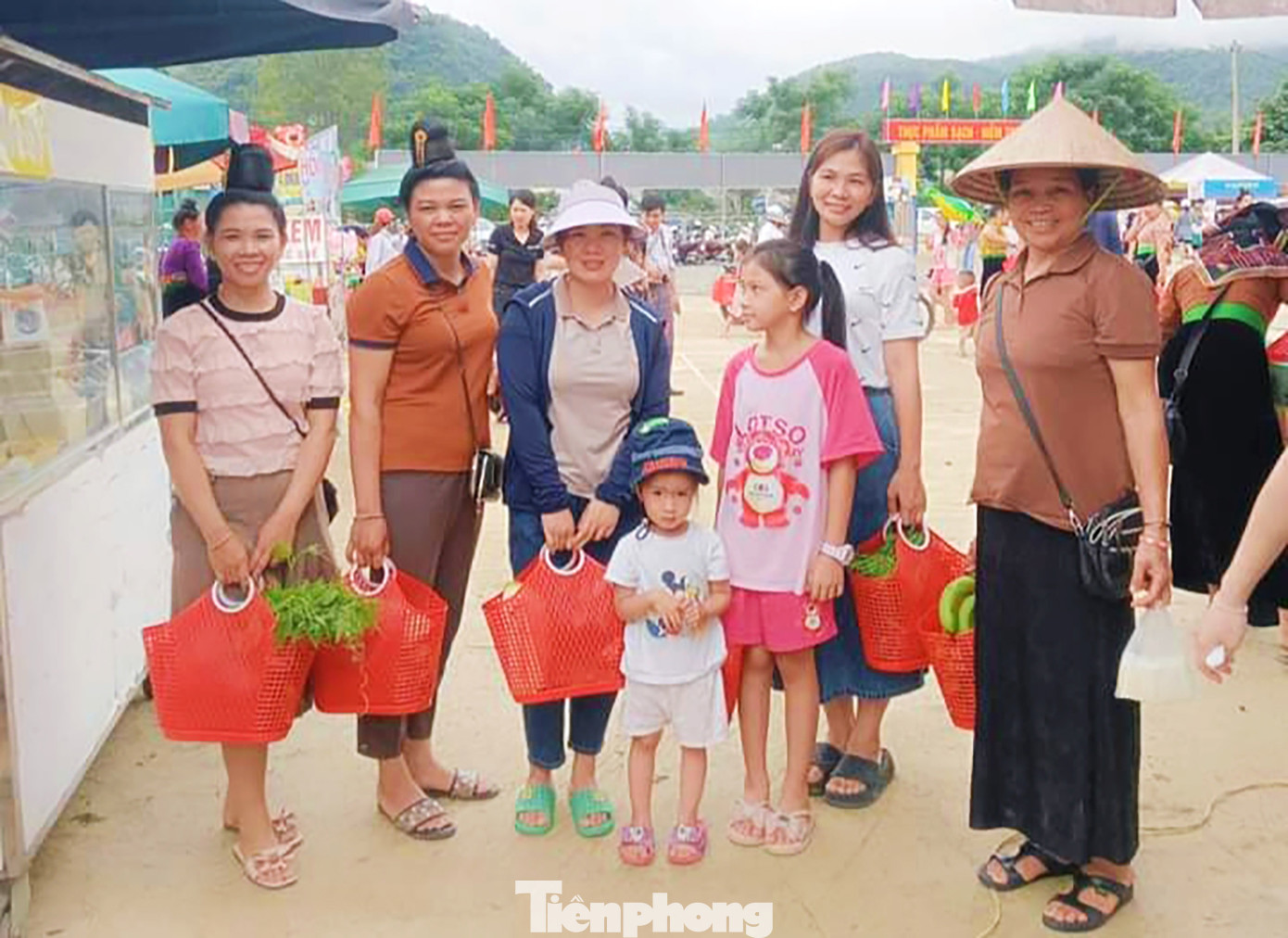 Bà con nhân dân rất phấn khởi khi được tặng mỗi người một chiếc làn nhựa để đi chợ mỗi ngày thay vì sử dụng túi nilon sử dụng một lần.